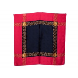 FOULARD CHANEL MEDAILLON LOGO CC CARRE EN SOIE ROUGE NOIR DORE SILK SCARF 380€