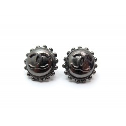 BOUCLES D OREILLE CHANEL PUCES METAL GRIS ANTHRACITE LOGO CC METAL EARRING 390