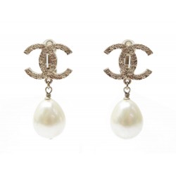 BOUCLES D OREILLE CHANEL PENDANTE LOGO CC PERLE 