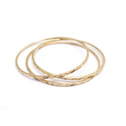 TRIO DE BRACELETS MARTELES EN OR JAUNE 18K 30 GR SET OF 3 HAMMERED YELLOW GOLD