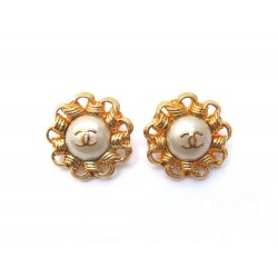 NEUF BOUCLES D OREILLE CHANEL LOGO CC PERLE METAL DORE 1993 