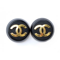 BOUCLES D'OREILLES CHANEL LOGO CC EN METAL DORE ET RESINE NOIR EARRINGS 420€