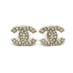 NEUF BOUCLES D'OREILLES CHANEL LOGO CC ET PERLES EN METAL DORE EARRINGS 320€