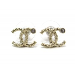 NEUF BOUCLES D OREILLES CHANEL LOGO CC STRASS PM EN METAL DORE NEW EARRINGS 330€