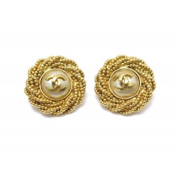 BOUCLES D'OREILLES CHANEL 1993 LOGO CC ET PERLES EN METAL DORE EARRINGS 590€