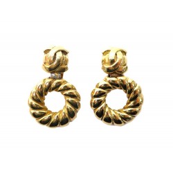 BOUCLES D'OREILLES CHANEL 1990 91 LOGO CC PENDANTES EN METAL DORE EARRINGS 590€