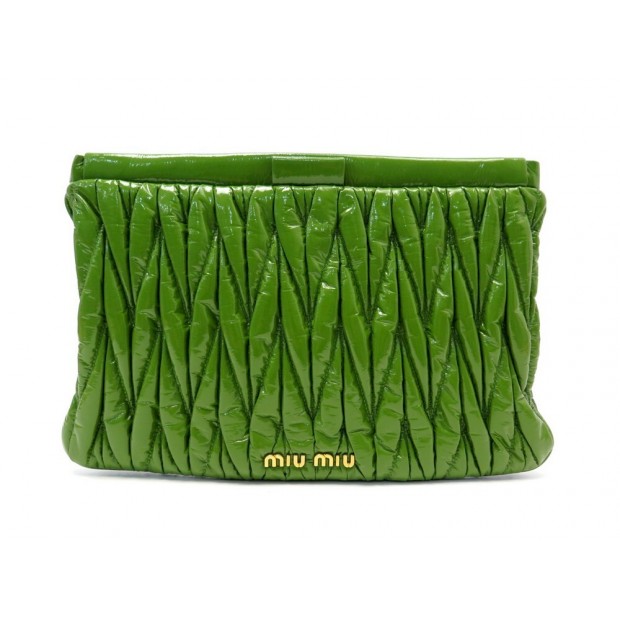 NEUF SAC POCHETTE A MAIN MIU MIU CUIR VERNI MATELASSE VERT NEW POUCH BAG 890€