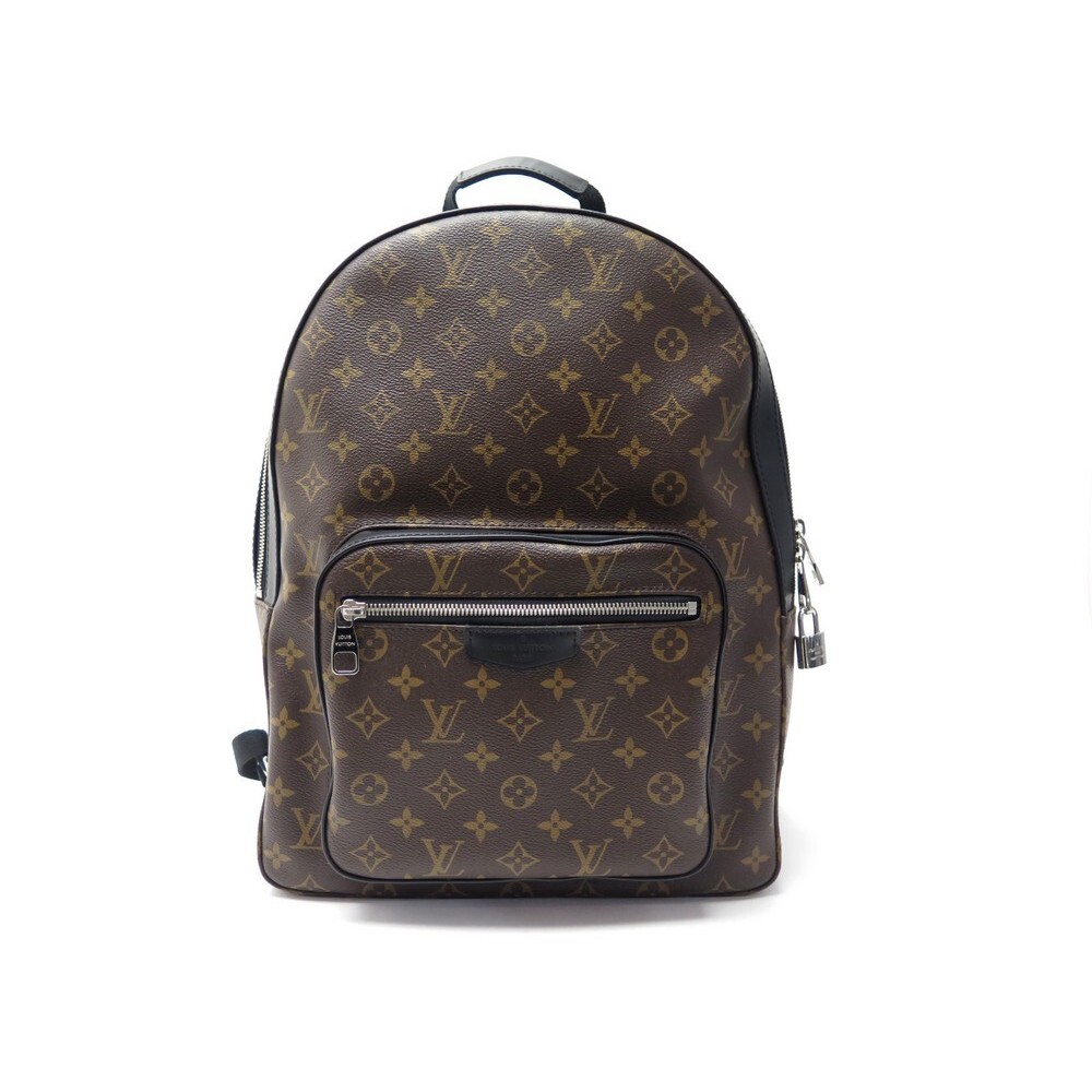 avec une sacoche et un sac à dos Louis Vuitton