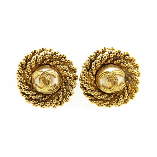 BOUCLES D'OREILLES CHANEL A CLIP EN METAL DORE PERLES AVEC LOGO CC EARRINGS 340€