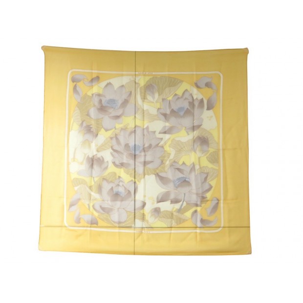 FOULARD HERMES FLEURS DE LOTUS VAUZELLES EN MOUSSELINE DE SOIE JAUNE SILK SCARF