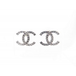 NEUF BOUCLES D'OREILLES CHANEL LOGO CC EN METAL ARGENTE & STRASS EARRINGS 390€