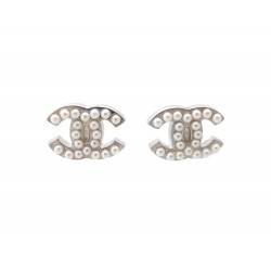 NEUF BOUCLES D OREILLE CHANEL LOGO CC PERLES 