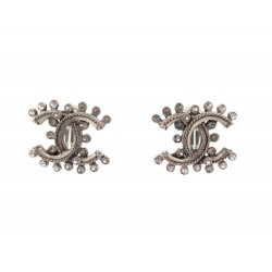 NEUF BOUCLES D'OREILLES CHANEL LOGO CC STRASS ET METAL ARGENTE NEW EARRINGS 650€