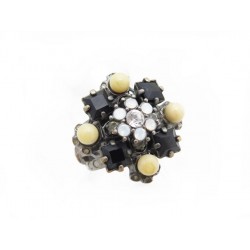 BAGUE CHANEL T 52 EN METAL ARGENTE AVEC PIERRES NOIRES & PERLES NACRE RING 490€