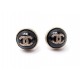 NEUF BOUCLES D'OREILLES CHANEL LOGO METAL DORE ET RESINE NOIRE NEW EARRINGS 560€