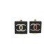 BOUCLES D'OREILLES CHANEL CLIP LOGO C EN RESINE NOIRE & METAL DORE EARRINGS 880€