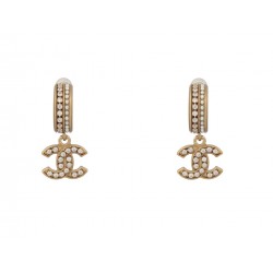 NEUF BOUCLES D'OREILLES CHANEL PENDANTES LOGO CC & STRASS EN METAL EARRINGS 720€