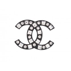 NEUF BROCHE CHANEL LOGO CC STRASS EN RESINE NOIRE 2024 BLACK NEW BROOCH 650€