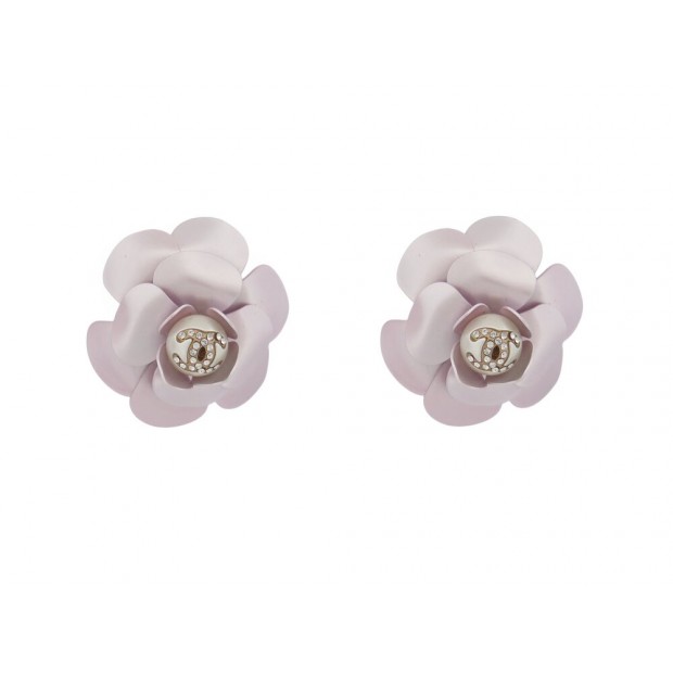 NEUF BOUCLES D'OREILLES CHANEL CAMELIA ET PERLE LOGO CC STRASS NEW EARRINGS 900€