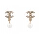 NEUF BOUCLES D'OREILLES CHANEL PENDANTES LOGO CC PERLES METAL DORE EARRINGS 750€