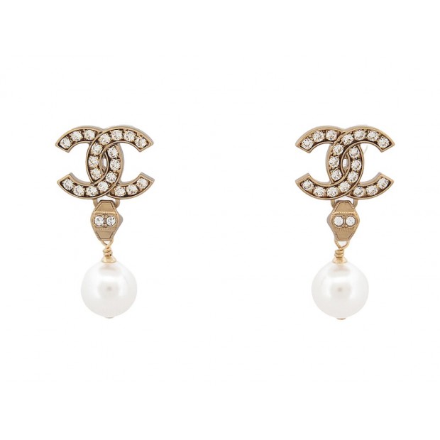 NEUF BOUCLES D'OREILLES CHANEL PENDANTES LOGO CC PERLES METAL DORE EARRINGS 750€