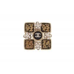 NEUF BROCHE CHANEL CARRE LOGO CC RESINE ET PERLES METAL DORE NEW BROOCH 750€