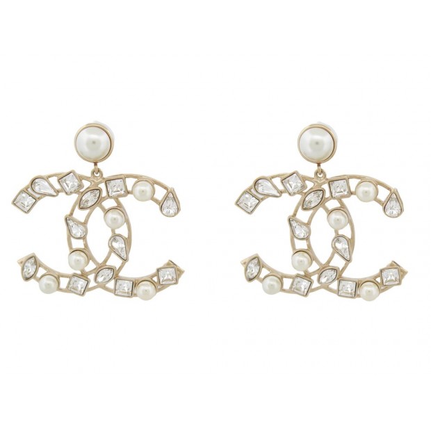 BOUCLES D'OREILLES CHANEL PENDANTES LOGO CC PERLES STRASS DORE GOLD EARRING 700€