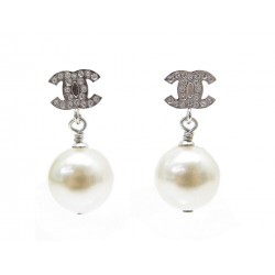 NEUF BOUCLES D'OREILLES CHANEL LOGO CC ET PERLES EN METAL ARGENTE EARRING 750€