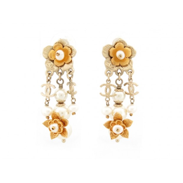 BOUCLES D'OREILLES CHANEL FLEURS ET LOGO CC PENDANTES METAL DORE EARRINGS 1100€