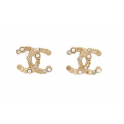 NEUF BOUCLE D'OREILLES CHANEL LOGO CC STRASS ET PERLES METAL DORE EARRINGS 650€