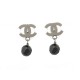 NEUF BOUCLES D OREILLES CHANEL LOGO CC & PERLE NOIRE METAL ARGENTE EARRINGS 520€