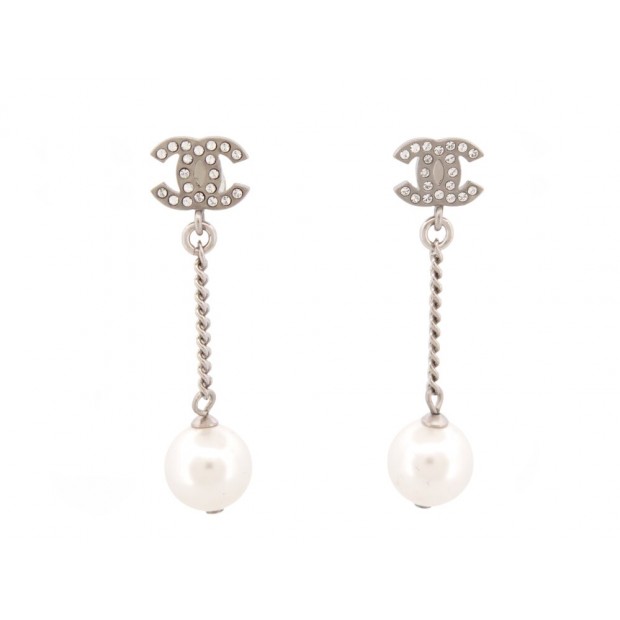 NEUF BOUCLES D'OREILLES CHANEL LOGO CC STRASS & PERLES PENDANTES EARRINGS 800€