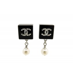 BOUCLES D'OREILLES CHANEL CUBE LOGO CC EN PLASTIQUE NOIR PERLE SAC EARRINGS 320€