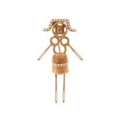 RARE BROCHE CHANEL POUPEE DE A COUDRE AIGUILLES EN METAL DORE PERLES BROOCH 700€