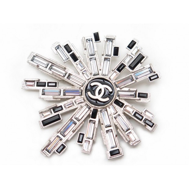 NEUF BROCHE CHANEL SOLEIL LOGO 2005 EN METAL ARGENT & STRASS + BOITE BROOCH 790€