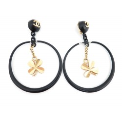 BOUCLES D'OREILLES CHANEL PENDANTES ANNEAUX NOIR TREFLE METAL DORE EARRINGS 670€